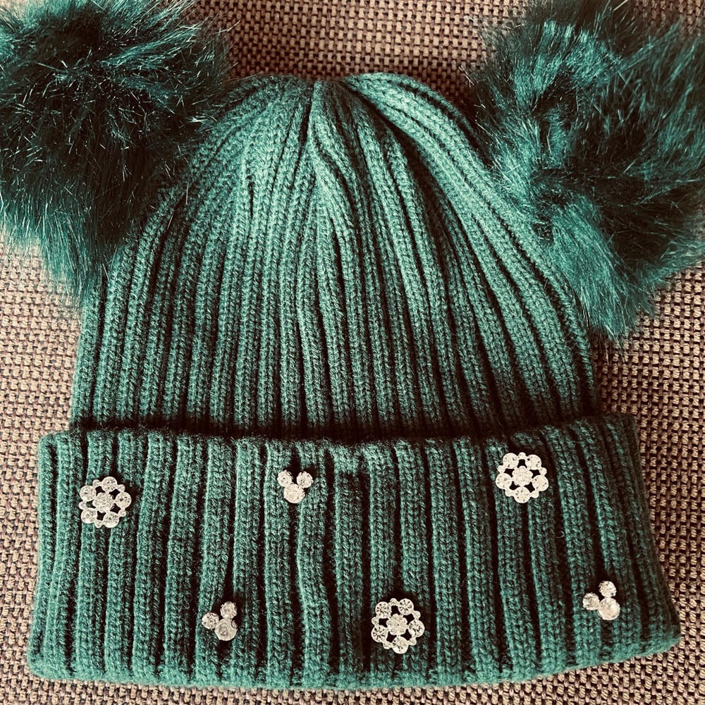 Disney knit pop Pom beanie hat. Mickey/ Minnie Mouse bling with snowflakes.